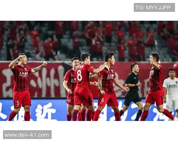 恒大与上港激战正酣中超巅峰对决引发球迷热议与期待 恒大与上港激战正酣中超巅峰对决引发球迷热议与期待